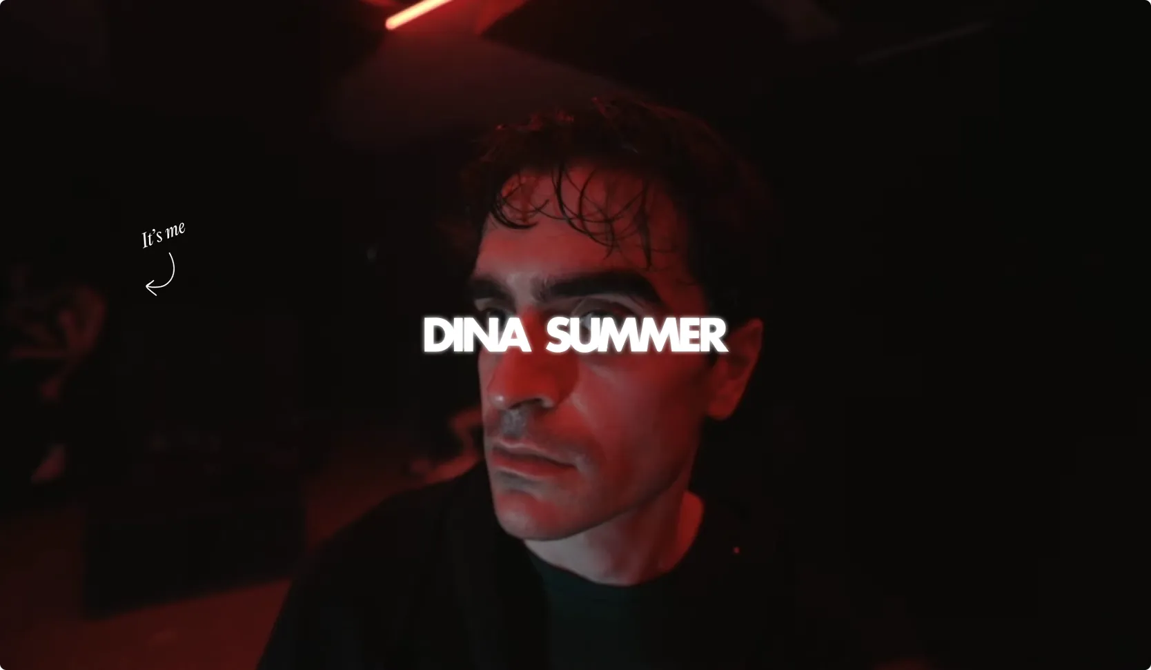 Dina Summer on stage, logotype and the note “It’s me” overlaid